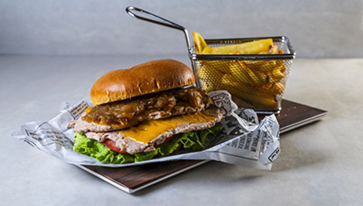 Smash burger de puro atún Alakrana + cheddar+cebolla pochada+ crema de setas